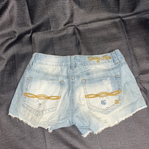 Light Wash Ripped Jean Shorts - size 5 - Lace pockets - Picture 3 of 4